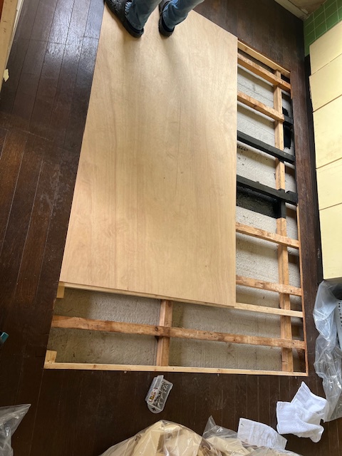 床の修復作業